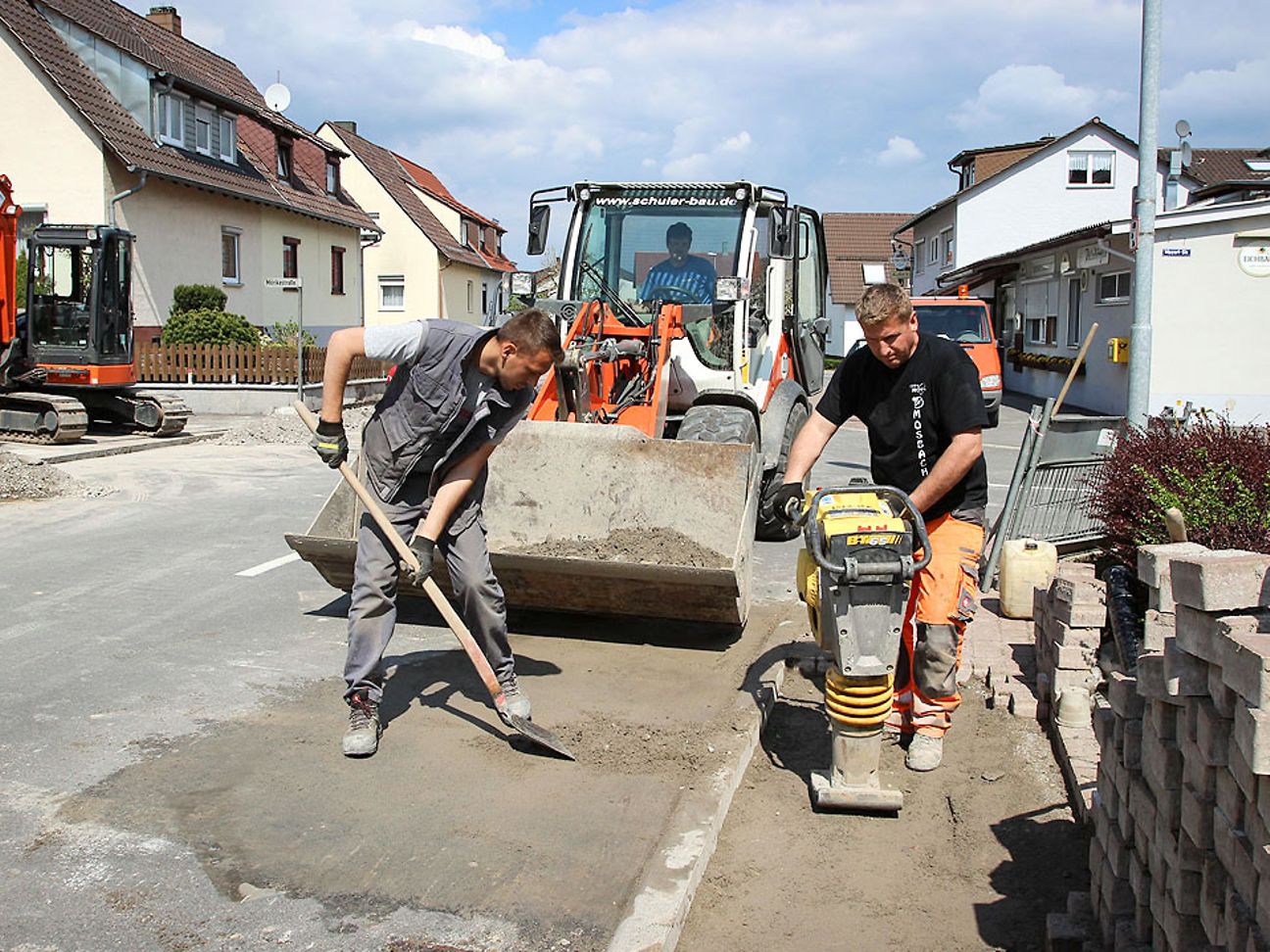 Planierarbeiten auf einer Straße.