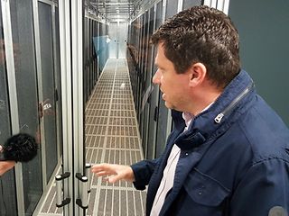 Tobias Schwarz im Rechenzentrum Biere.
