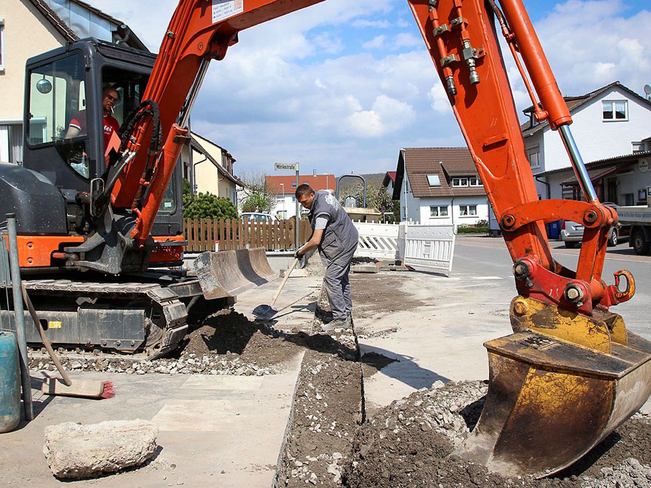 Ein Bagger schaufelt Erde.